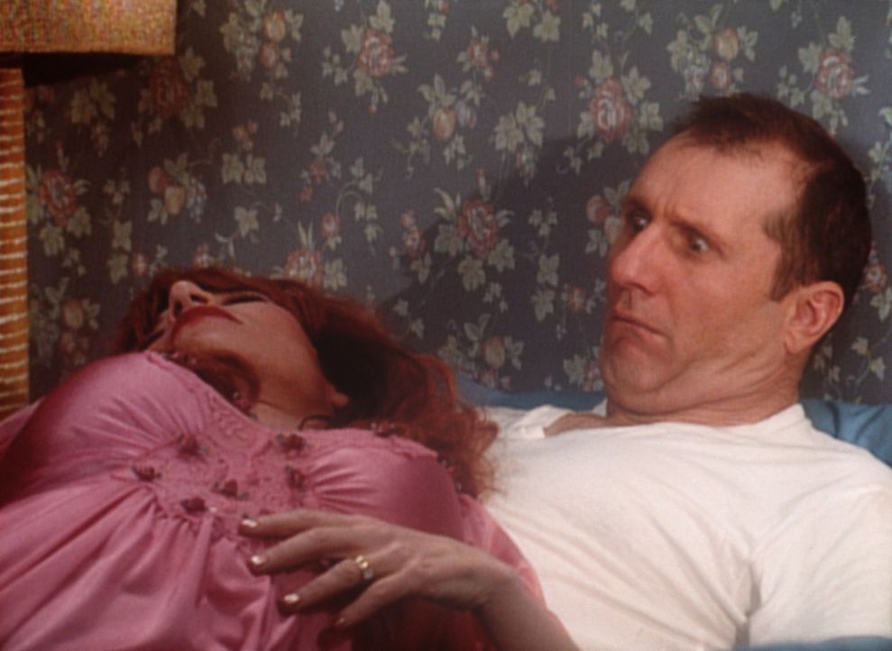 Für Al (Ed O'Neill, r.) hat die Morgenstund kein Gold im Mund, denn sein erster Blick fällt auf Peggy (Katey Sagal, l.). - Bildquelle: Sony Pictures Television International. All Rights Reserved.