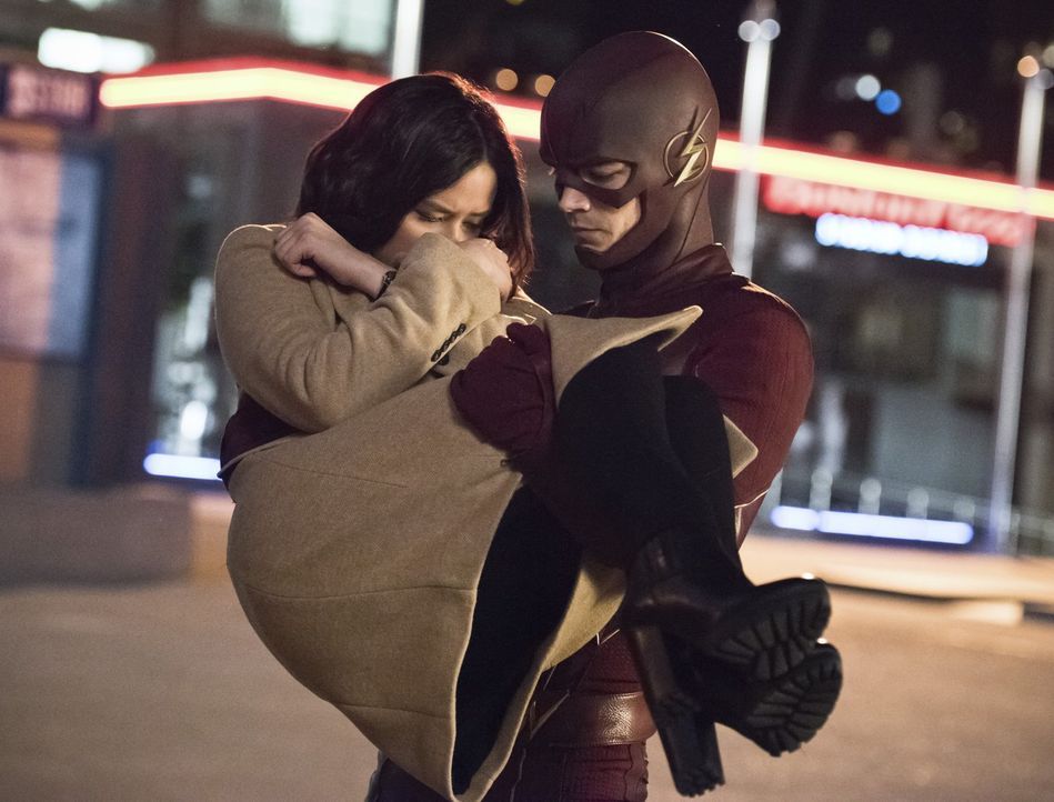 Kann Linda (Malese Jow, l.) Barry alias The Flash (Grant Gustin, r.) dabei helfen, Zoom auf sich aufmerksam zu machen, ohne dabei verletzt zu werden? - Bildquelle: 2015 Warner Brothers.