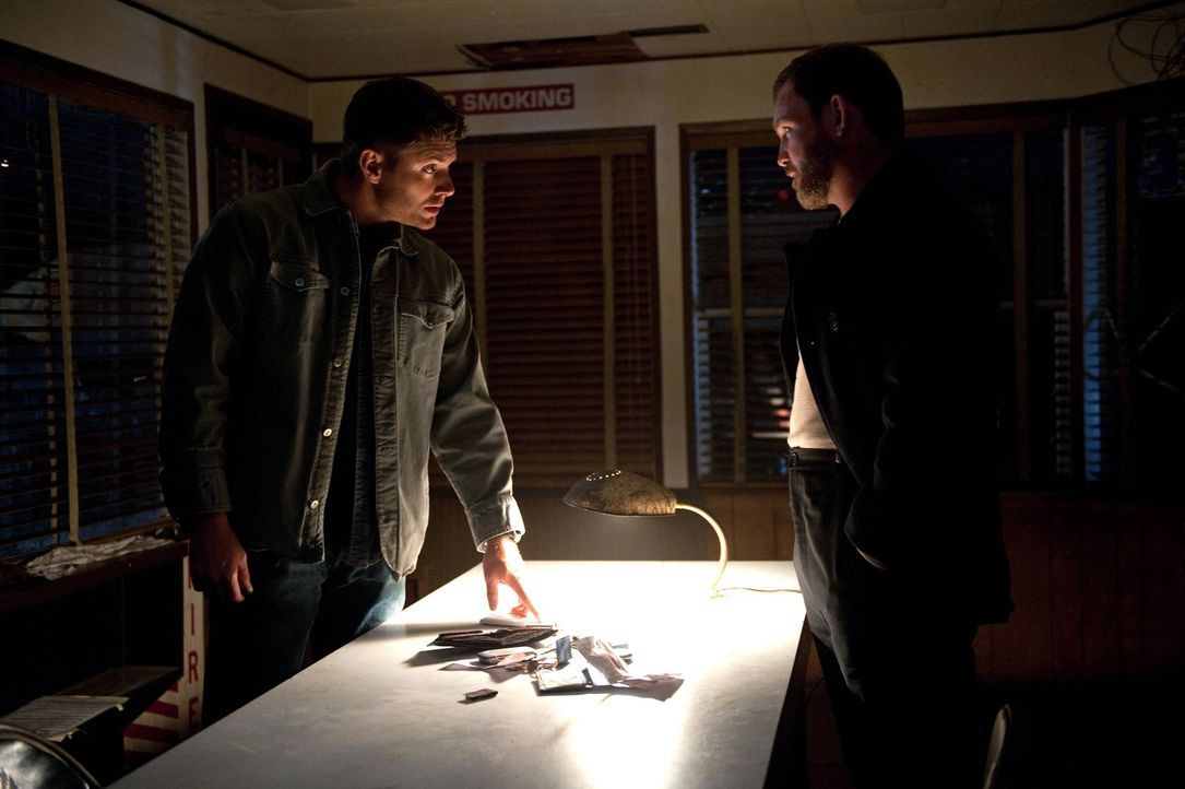 Können Dean (Jensen Ackles, l.) und Benny (Ty Olsson, r.) alleine ein Vampir-Nest ausrotten? - Bildquelle: Warner Bros. Television
