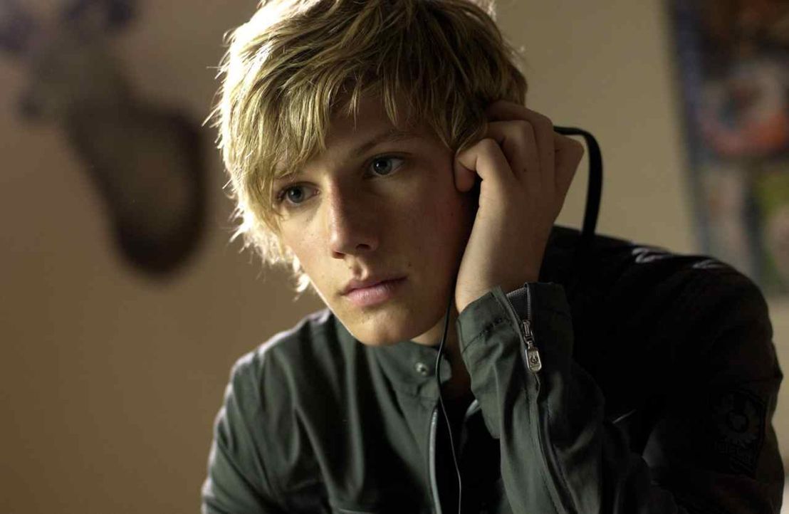 Nach dem Tod seines Onkels wird dem 14-jährigen Alex Rider (Alex Pettyfer) klar, dass dieser keineswegs der langweilige Banker war, für den er ihn h... - Bildquelle: Liam Daniel Samuelsons / IoM Film.