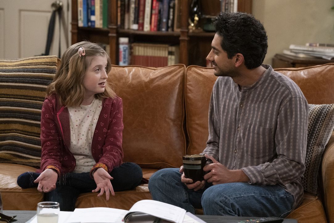 Hazel (Farrah Mackenzie, l.); Al (Adhir Kalyan, r.) - Bildquelle: Michael Yarish © 2021 CBS Broadcasting, Inc. All Rights Reserved. / Michael Yarish