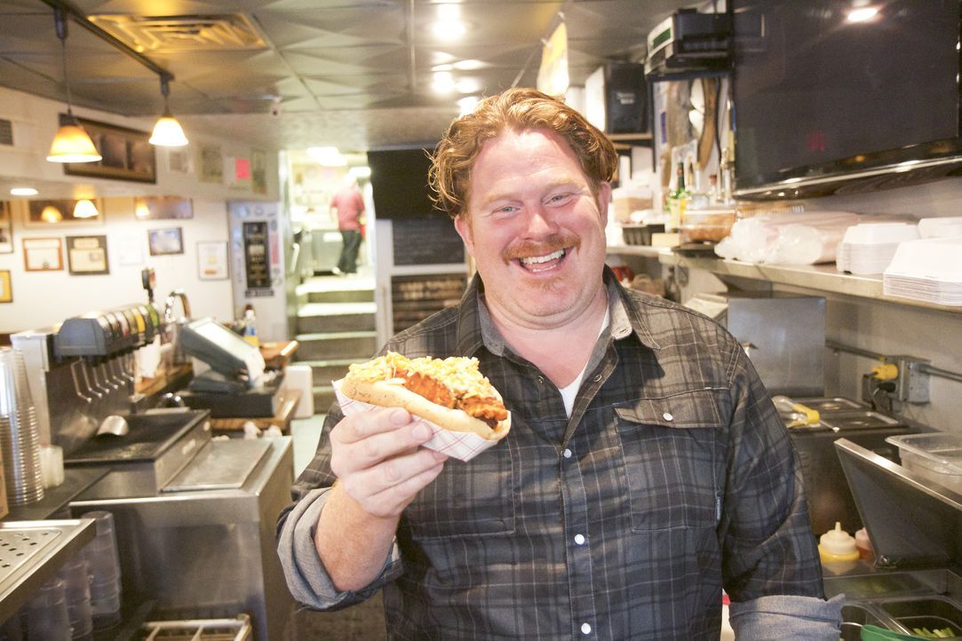 Casey Webb macht dieses Mal Pittsburgh unsicher, wo er im "D's Six Pax & Dogz" einen Hot Valentine probiert ... - Bildquelle: 2017, The Travel Channel, LLC. All Rights Reserved.