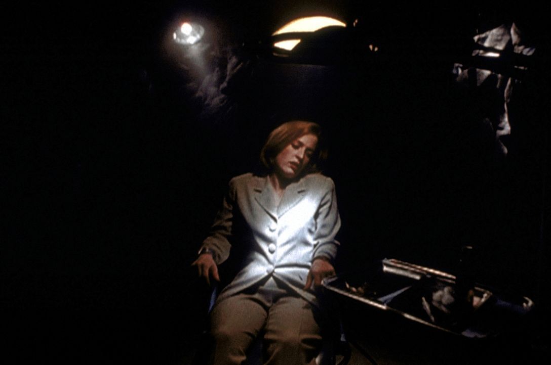 Scully (Gillian Anderson) ist Opfer eines wahnsinnigen Entführers geworden, der die Fähigkeit besitzt, Fotografien durch die Kraft seines Geistes zu... - Bildquelle: TM +   2000 Twentieth Century Fox Film Corporation. All Rights Reserved.