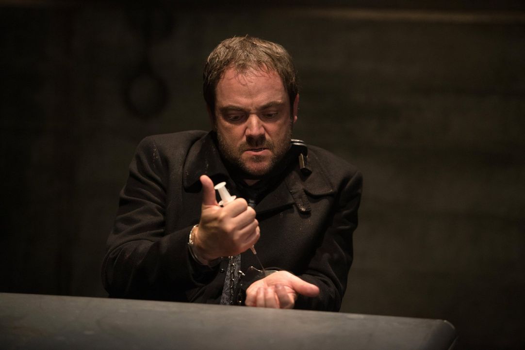 Was erhofft sich Crowley (Mark Sheppard) mit einem Anruf in der Hölle? - Bildquelle: 2013 Warner Brothers