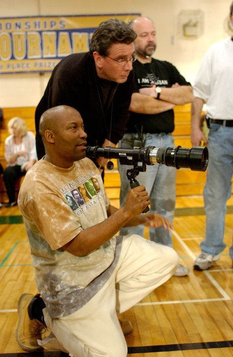 Regisseur John Singleton, l. beim Dreh - Bildquelle: TM &   2006 Paramount Pictures. All Rights Reserved.