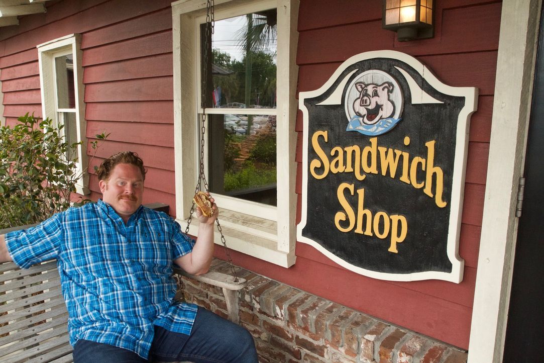 Casey Webb besucht auf seiner kulinarischen Reise durch die Vereinigten Staaten "Bessinger's BBQ Sandwich Shop" in Charleston ... - Bildquelle: 2017,The Travel Channel, L.L.C. All Rights Reserved.