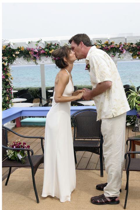 Geben sich auf den Bahamas das Ja-Wort: der Hausmeister (Neil Flynn, r.) und seine Lady (Kit Pongetti, l.) ... - Bildquelle: Touchstone Television