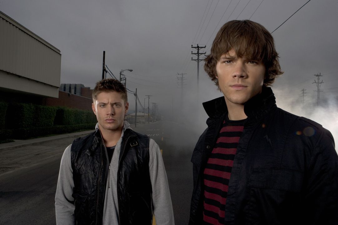 (2. Staffel) - Die Jagd nach dem Bösen geht in die nächste Runde: Sam (Jared Padalecki, r.) und Dean Winchester (Jensen Ackles, l.) ... - Bildquelle: Warner Bros. Television