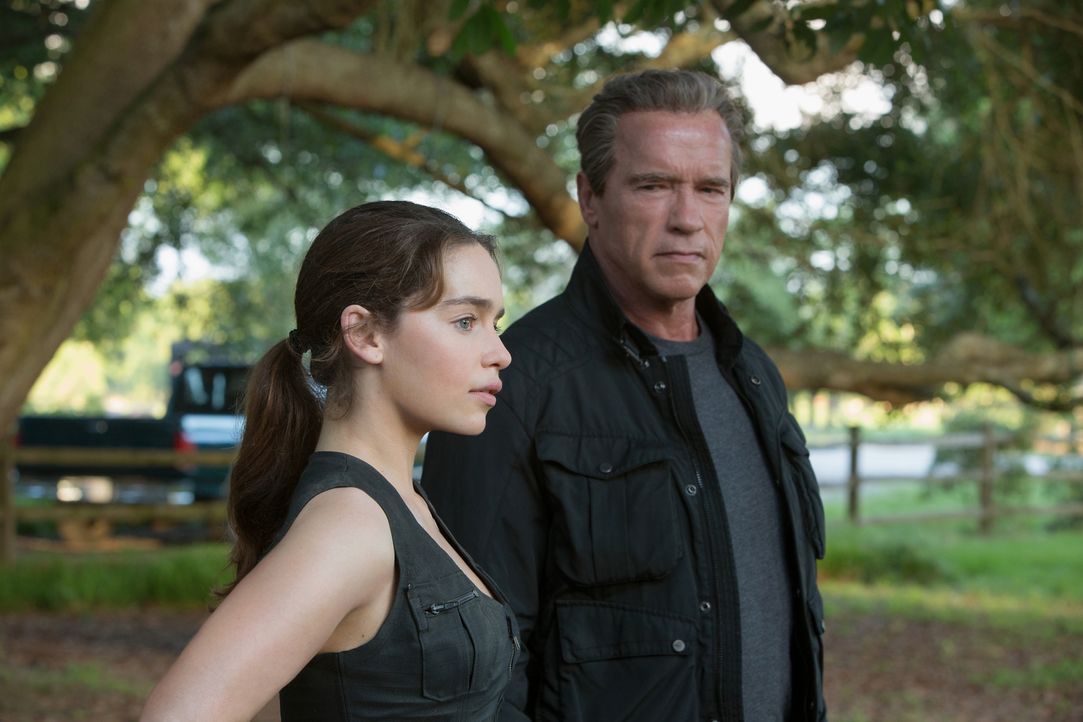 Für Sarah (Emilia Clarke, l.) ist der Terminator "Paps" (Arnold Schwarzenegger, r.) eine echte Bezugsperson geworden. Seit dem sie neun Jahre alt wa... - Bildquelle: 2015 PARAMOUNT PICTURES. ALL RIGHTS RESERVED.