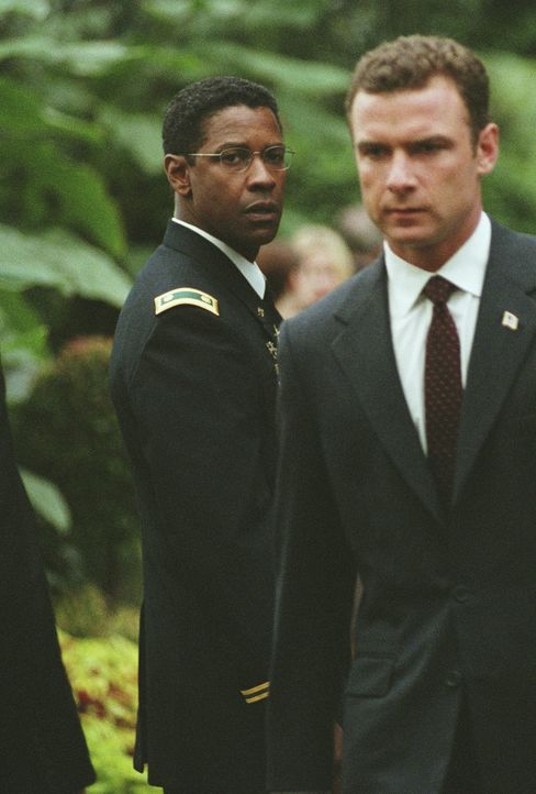 Eigentlich sollte Major Ben Marco (Denzel Washington, l.) seinem Kameraden Reymond Shaw (Liev Schreiber, r.) ewig dankbar sein, weil ihm dieser im G... - Bildquelle: Paramount Pictures