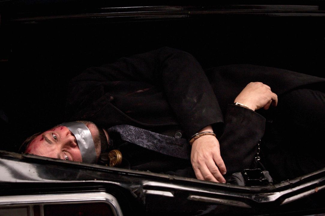 Noch erhoffen sich die Winchesters Antworten von Crowley (Mark Sheppard), doch dieser ist nicht umsonst der Chef über die Hölle ... - Bildquelle: 2013 Warner Brothers