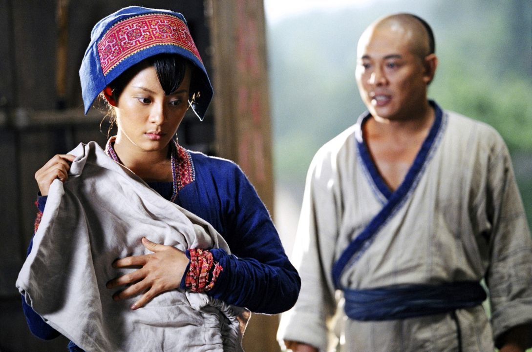 Die blinde Moon (Betty Sun, l.) nimmt sich Huo Yuanjias (Jet Li, r.) nach seinem schweren Schicksalsschlag an. Mit ihrer Großherzigkeit hilft sie ih... - Bildquelle: Constantin Film Verleih GmbH