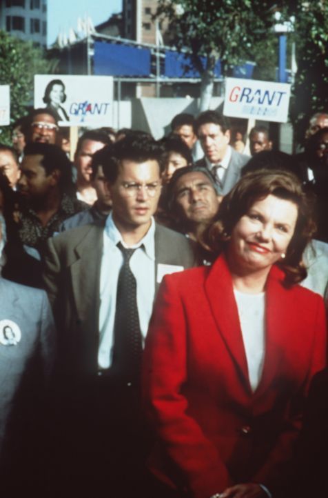 Erpressung: Gene Watson (Johnny Depp, hinten) soll Eleanor Grant (Marsha Mason, vorne), die Gouverneurin von Kalifornien, ermorden ... - Bildquelle: Paramount Pictures