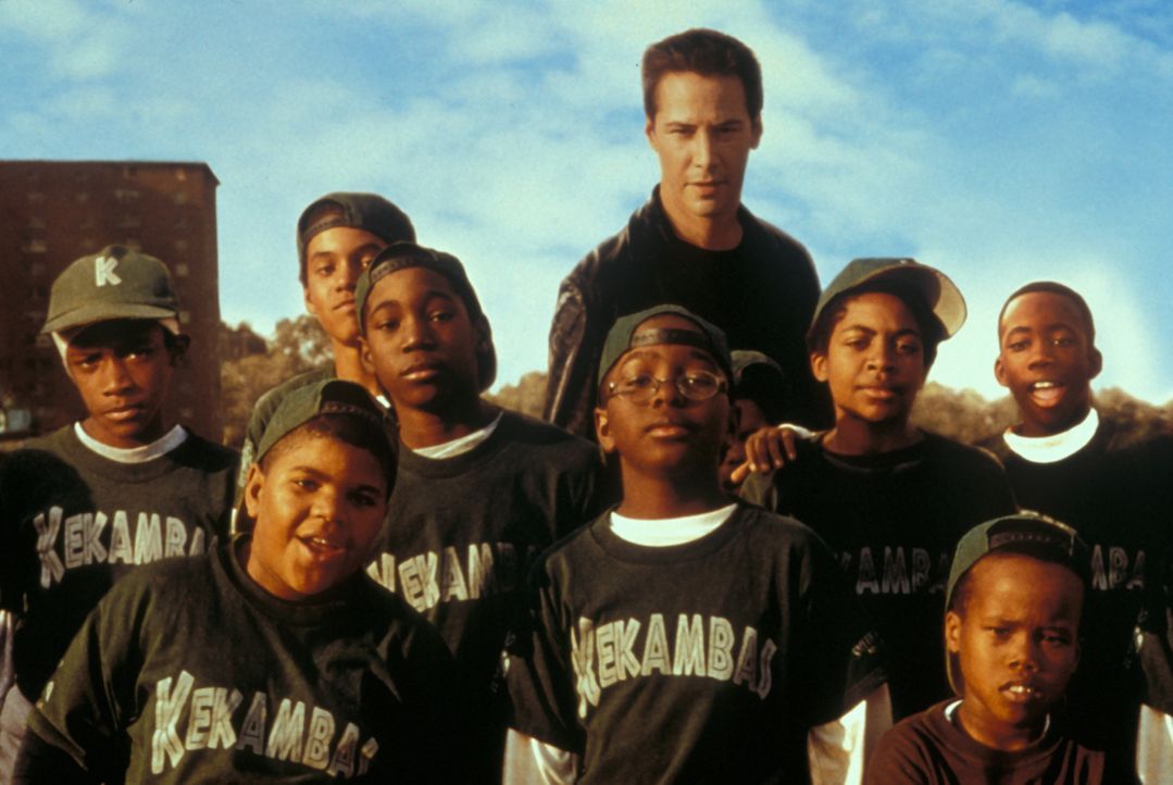 Lustlos absolviert Conor (Keanu Reeves, M.) ein Trainingscamp mit einem Dutzend dreckiger, zehnjähriger Kids aus dem Ghetto von Chicago. Unglücklich... - Bildquelle: Paramount Pictures
