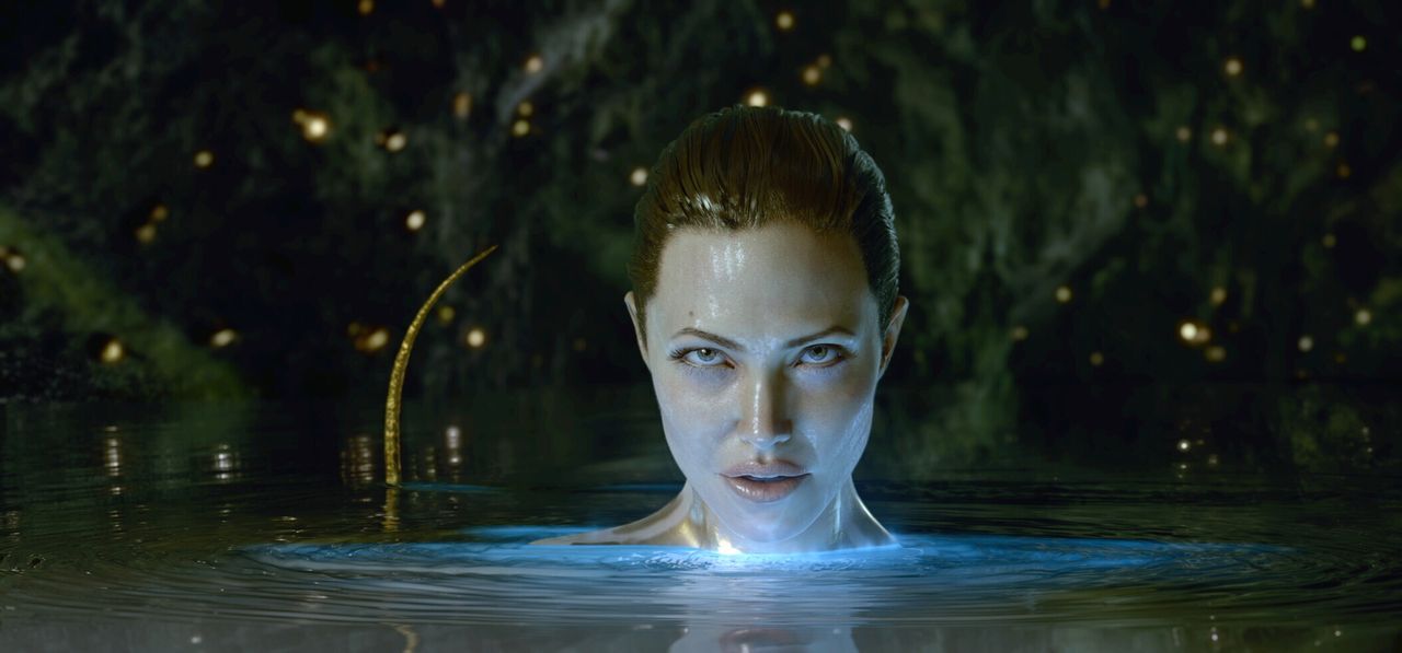 Schluss mit lustig: Als in ihren Armen ihr monströser Sohn stirbt, schwört die Meerhexe (Angelina Jolie) blutige Rache an Beowulf und seinen Männern... - Bildquelle: 2007 Warner Brothers International Television Distribution Inc.