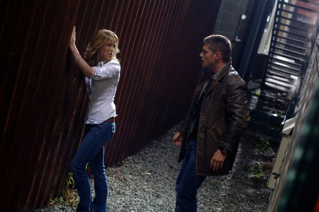 Dean (Jensen Ackles, r.) wird in der Vergangenheit mit seiner Mutter Mary (Amy Gumenick, l.) konfrontiert ... - Bildquelle: Warner Bros. Television