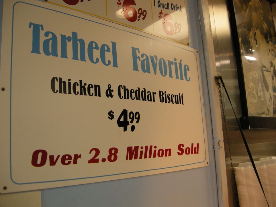Der Verkaufsschlager des Time-Out Restaurants in Capel Hill: Der Time-Out-Chicken-Cheddar-Biscuit wurde schon fast 3.000.000 Mal verkauft. - Bildquelle: The Travel Channel, L.L.C.