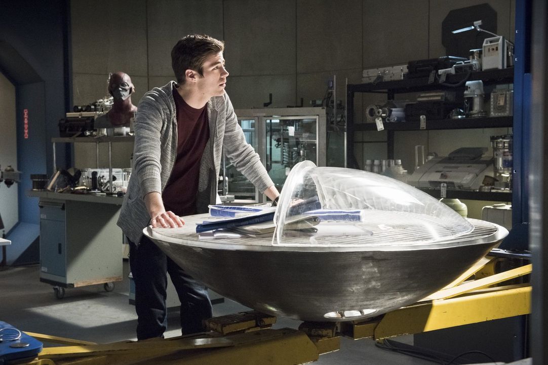 Wie würde Barrys (Grant Gustin) Leben aussehen, wenn seine Mutter nicht vom Reverse-Flash getötet worden wäre? - Bildquelle: Warner Brothers.