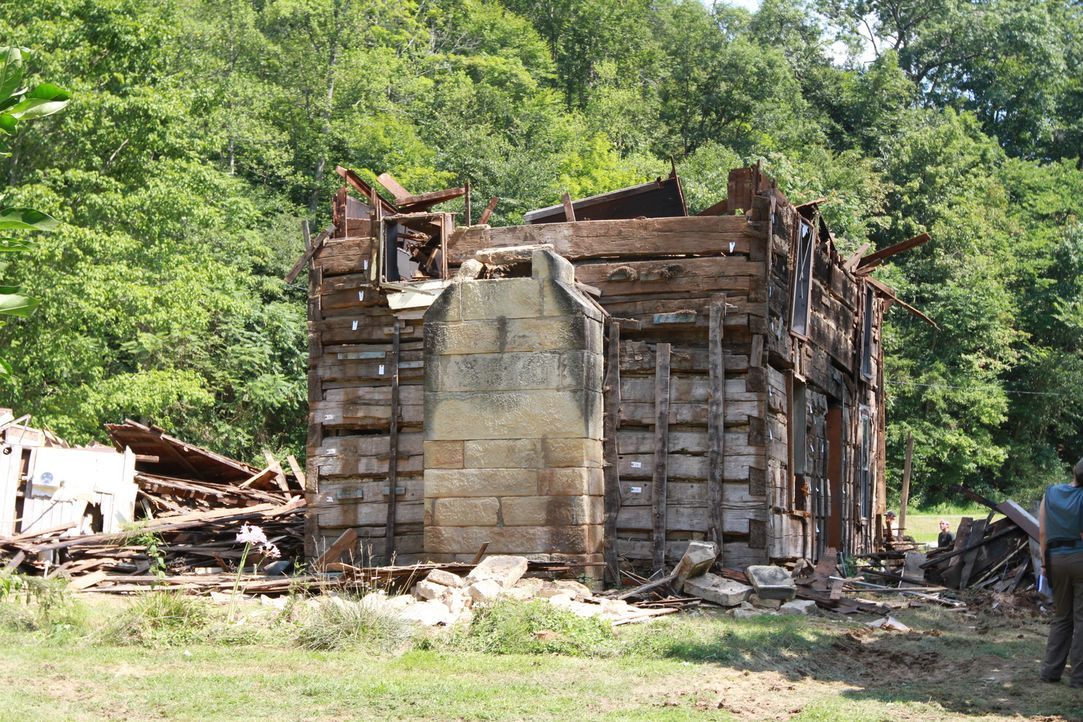Die Scheune ist eine einzige Ruine. Kann sie wirklich von der Scheunenprofis gerettet werden? - Bildquelle: 2015, DIY Network/Scripps Networks, LLC. All Rights Reserved.