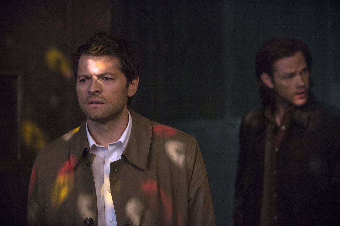 Castiel (Misha Collins, l.) bestärkt Sam (Jared Padalecki, r.) in seiner Vermutung, dass Dean sich durch die Klinge verändert ... - Bildquelle: 2013 Warner Brothers