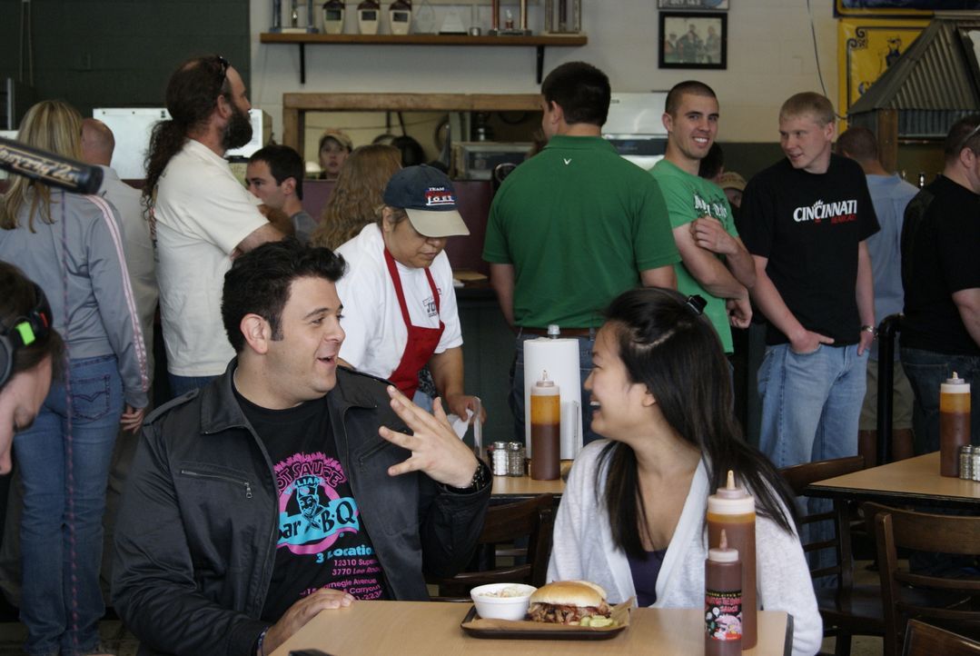 Dieses Mal sucht Adam Richman (l.) die geschmacksintensivsten kulinarischen Barbecue-Köstlichkeiten der USA. Den Anfang macht er in Kansas City, wo... - Bildquelle: 2010, The Travel Channel, L.L.C.