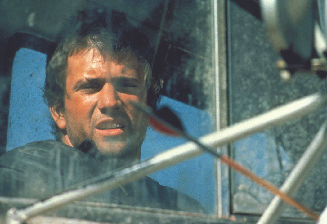 Die Überlebenden einer Katastrophe liefern sich gnadenlose Kämpfe um die letzten Treibstoffreserven der Erde. "Mad Max" (Mel Gibson) verteidigt den... - Bildquelle: Warner Bros.