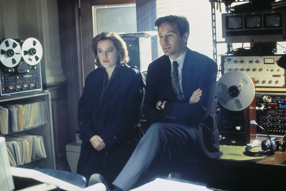 Mulder (David Duchovny, r.) und Scully (Gillian Anderson, l.) suchen am Ort einer Begegnung der dritten Art nach Spuren von Außerirdischen. - Bildquelle: TM +   Twentieth Century Fox Film Corporation. All Rights Reserved.