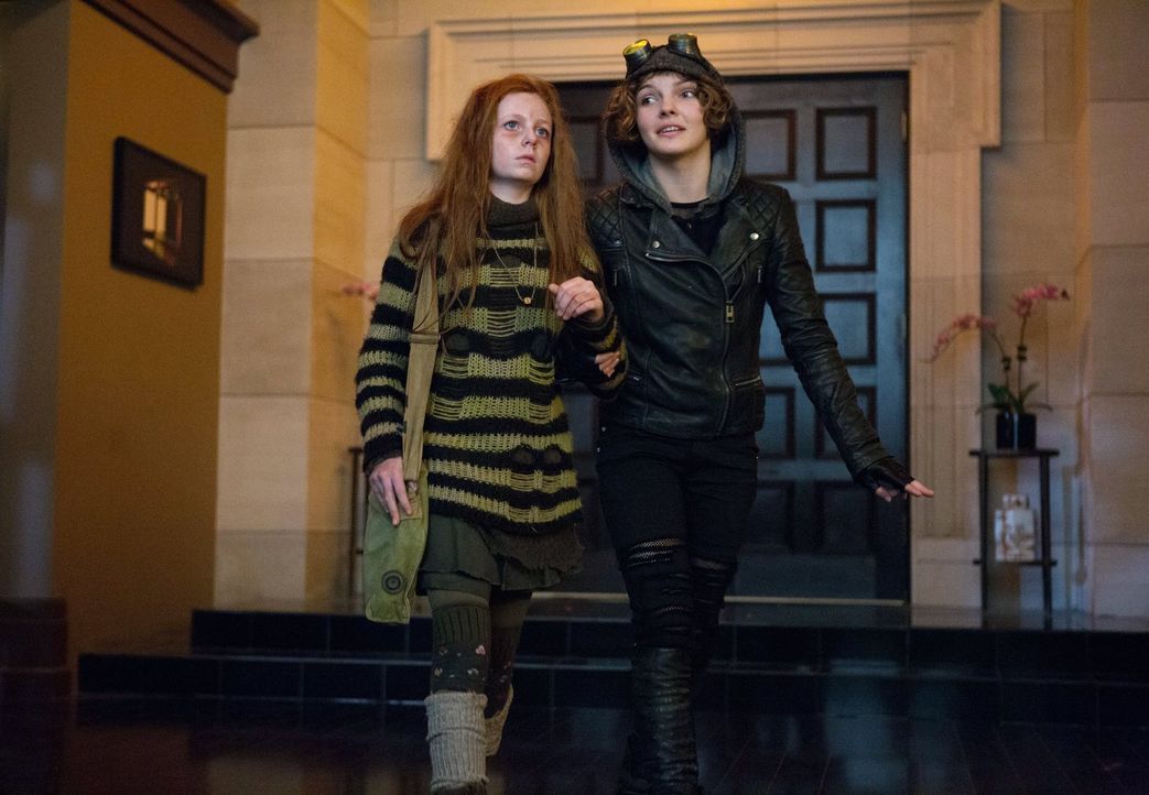Während Gordon im Arkham Gefängnis in einem neuen Fall ermittelt, trifft Selina (Camren Bicondova, r.) auf eine kranke Ivy Pepper (Clare Foley, l.)... - Bildquelle: Warner Bros. Entertainment, Inc.