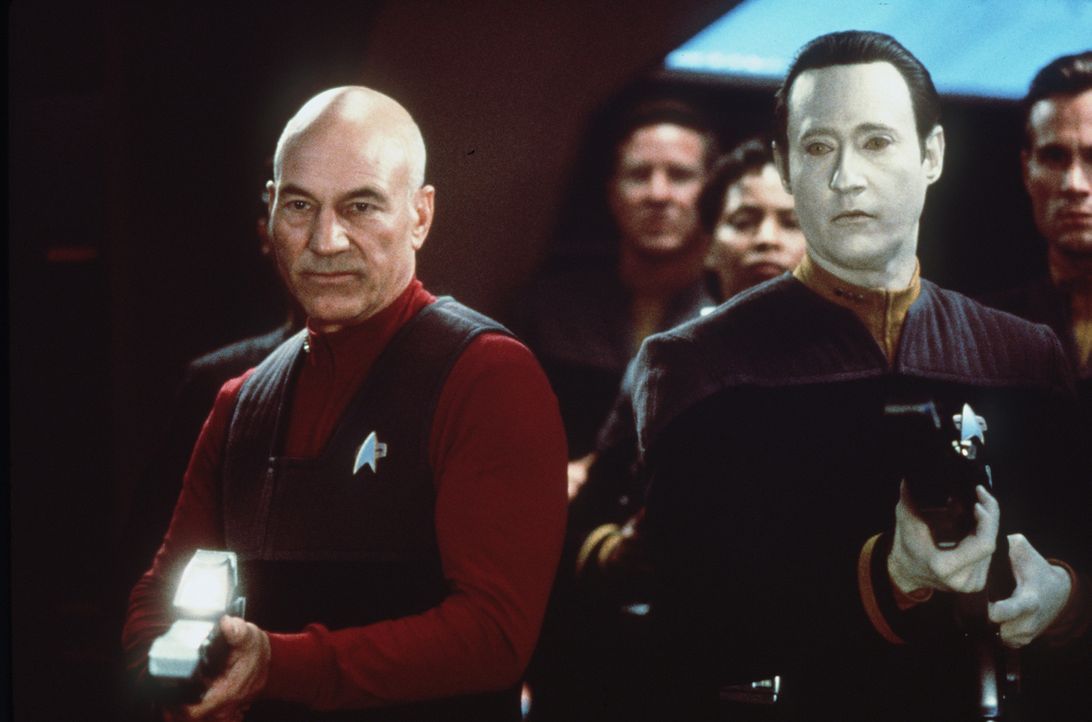 Captain Picard (Patrick Stewart, l.) und Data (Brent Spiner, r.) führen die Besatzung der Enterprise in den Kampf gegen die Borg ... - Bildquelle: Paramount Pictures