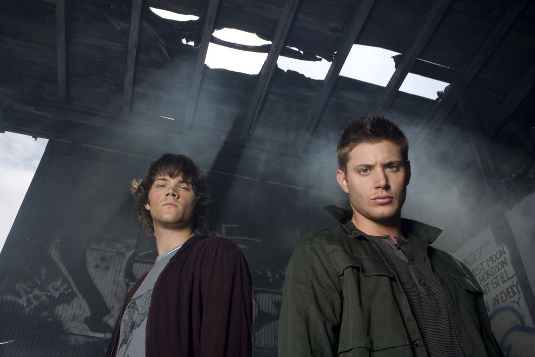 (2. Staffel) - Sie begeben sich auf eine gefährliche Jagd nach dem Übernatürlichen: Sam (Jared Padalecki, r.) und Dean Winchester (Jensen Ackles, l.... - Bildquelle: Warner Bros. Television