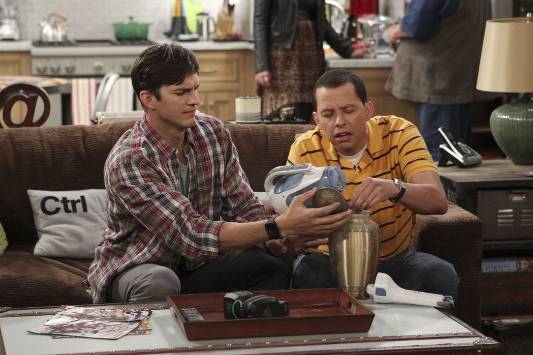 Haben einiges zu tun, um Charlie zurück in seine Urne zu bekommen: Alan (Jon Cryer, r.) und Walden (Ashton Kutcher, l.) ... - Bildquelle: Warner Brothers