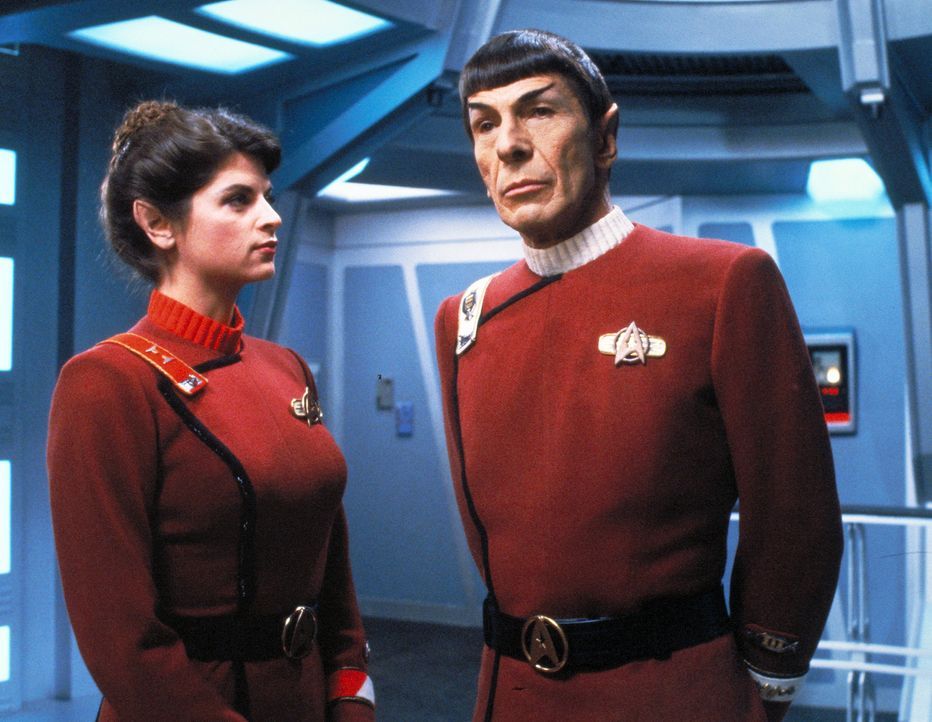 Durch Kirks Erzfeind Khan gerät das Raumschiff Enterprise in Gefahr. Mr. Spock (Leonard Nimoy, r.) berät mit Saavik (Kirstie Alley, l.), wie die E... - Bildquelle: Paramount Pictures