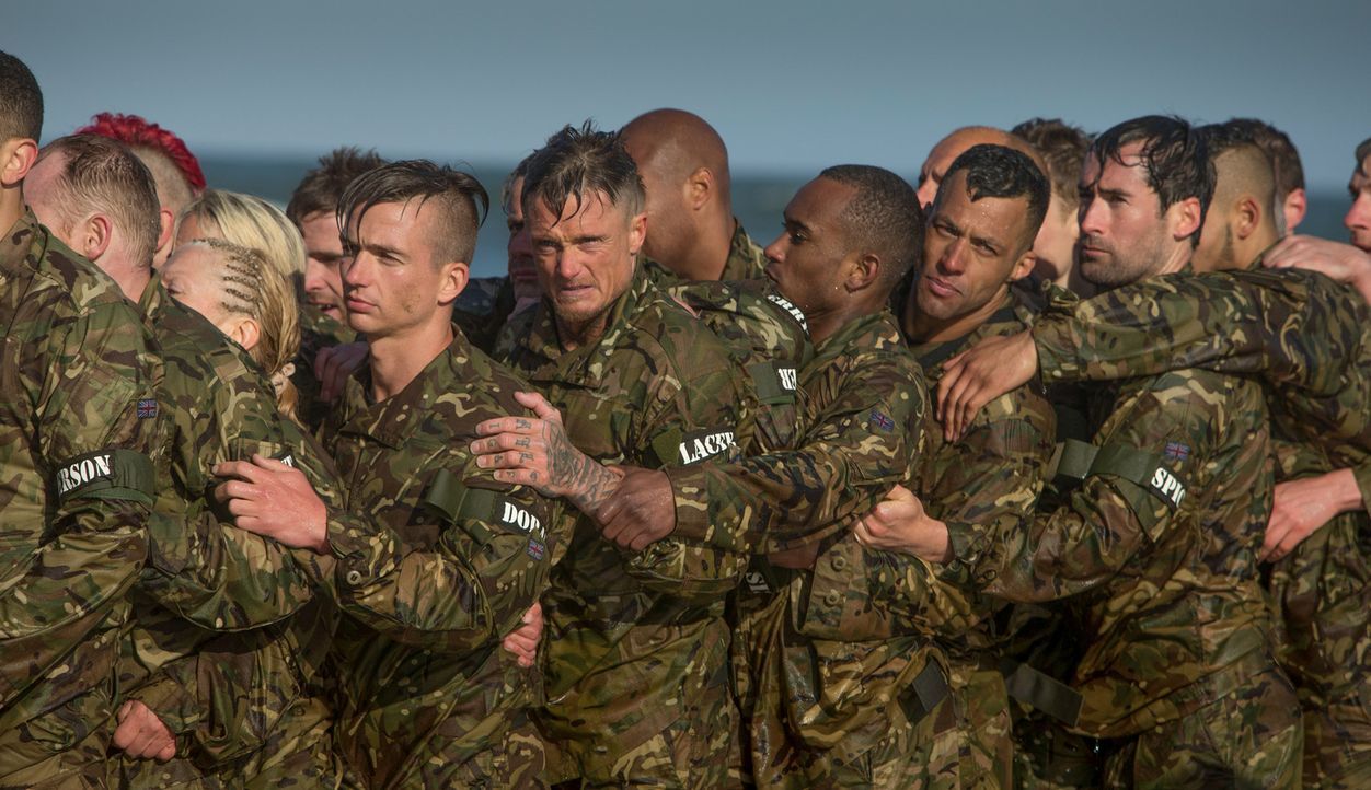 Die Bootcamp-Teilnehmer müssen 40 Stunden ohne Schlaf auskommen, sich durch das walisische Gebirge jagen lassen und andere heftige Strapazen überste... - Bildquelle: Adrian Rogers 2015 BBC