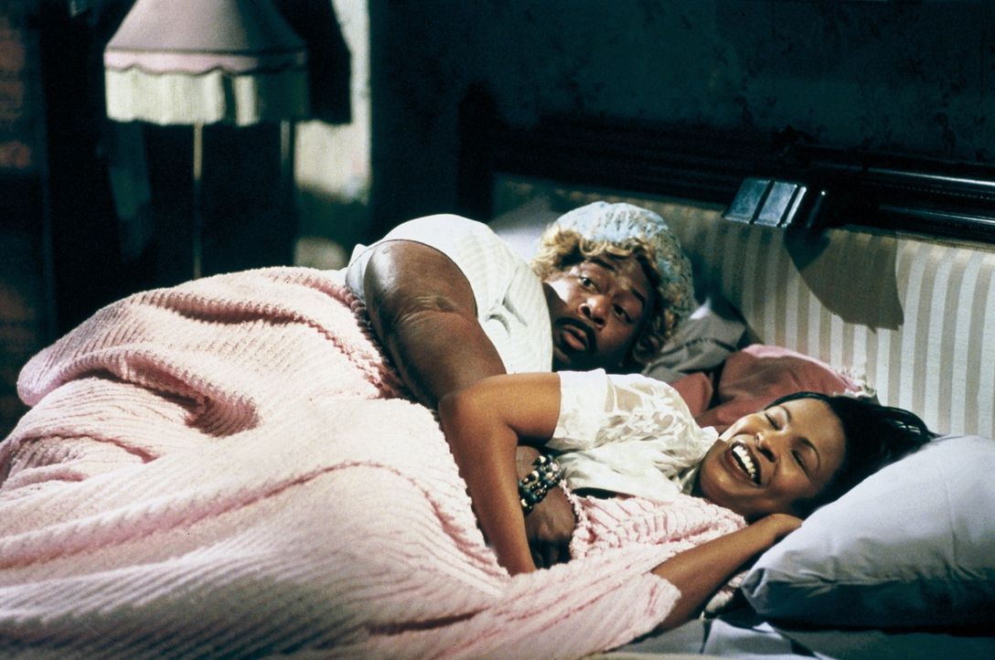 Als die nichtsahnende Sherry (NiaLong, r.) zu Big Momma (Martin Lawrence, l.) ins Bett krabbelt, wundert sie sich, dass dieser eine Taschenlampe mit... - Bildquelle: 20th Century Fox