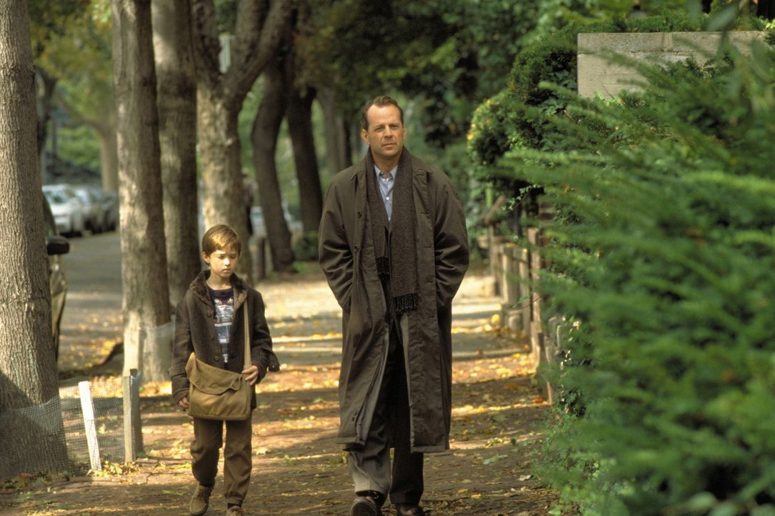 Als Dr. Crowe (Bruce Willis, r.) hinter das Geheimnis des kleinen Cole (Haley Joel Osment, l.) gelangt, gibt es für ihn kein erlösendes Erwachen aus... - Bildquelle: Buena Vista Pictures