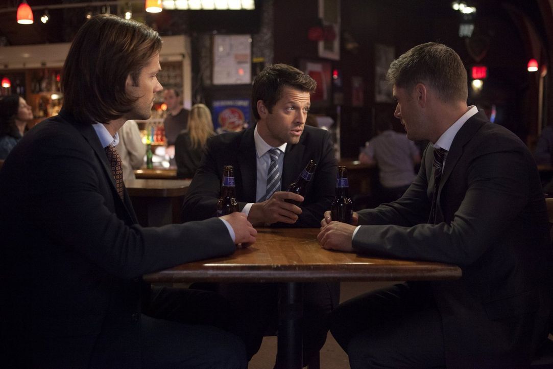 Während sich Sam (Jared Padalecki, l.) und Castiel (Misha Collins, M.) auf die unerwartete Zusammenarbeit freuen, lässt sich Dean (Jensen Ackles, r.... - Bildquelle: 2013 Warner Brothers