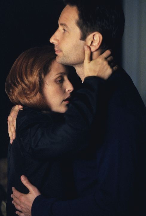 In Sorge um ihr Ungeborenes, wünscht sich Scully (Gillian Anderson, l.), in den Armen von Mulder (David Duchovny, r.) zu sein. - Bildquelle: TM +   2000 Twentieth Century Fox Film Corporation. All Rights Reserved.