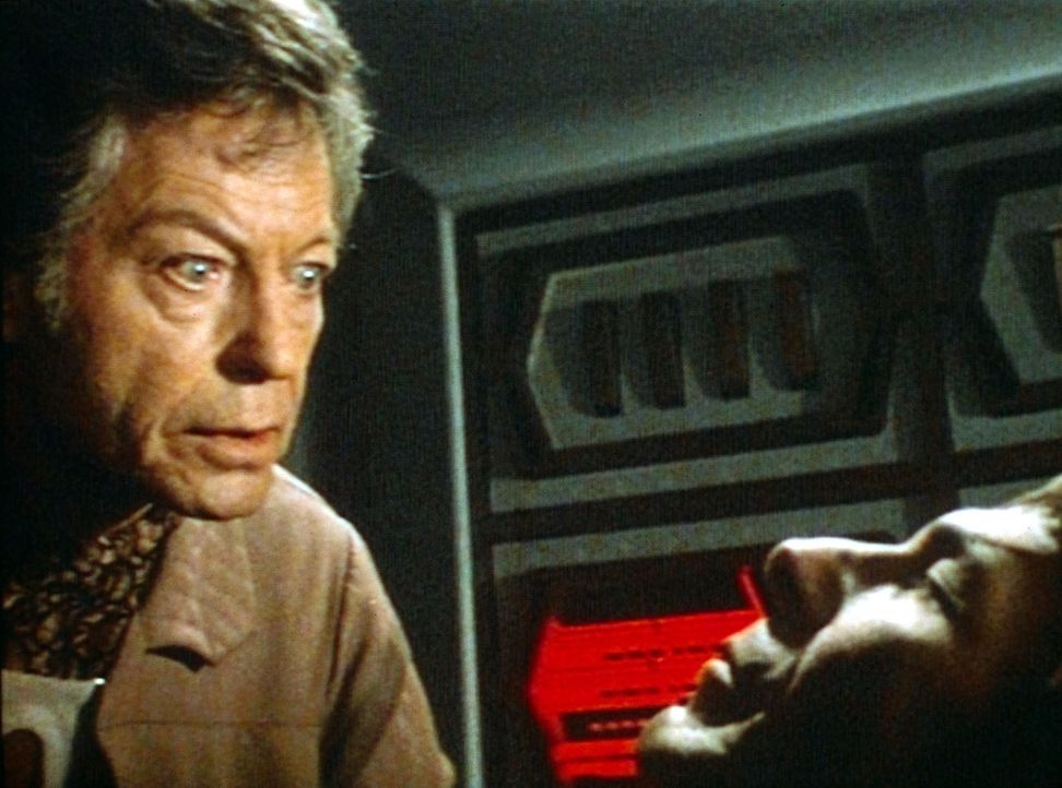 Endlich wurde der Leichnam von Mr. Spock (Leonard Nimoy, r.) von den Besatzungsmitgliedern der Enterprise gefunden. Sein Geist hat sich in dem reich... - Bildquelle: Paramount Pictures