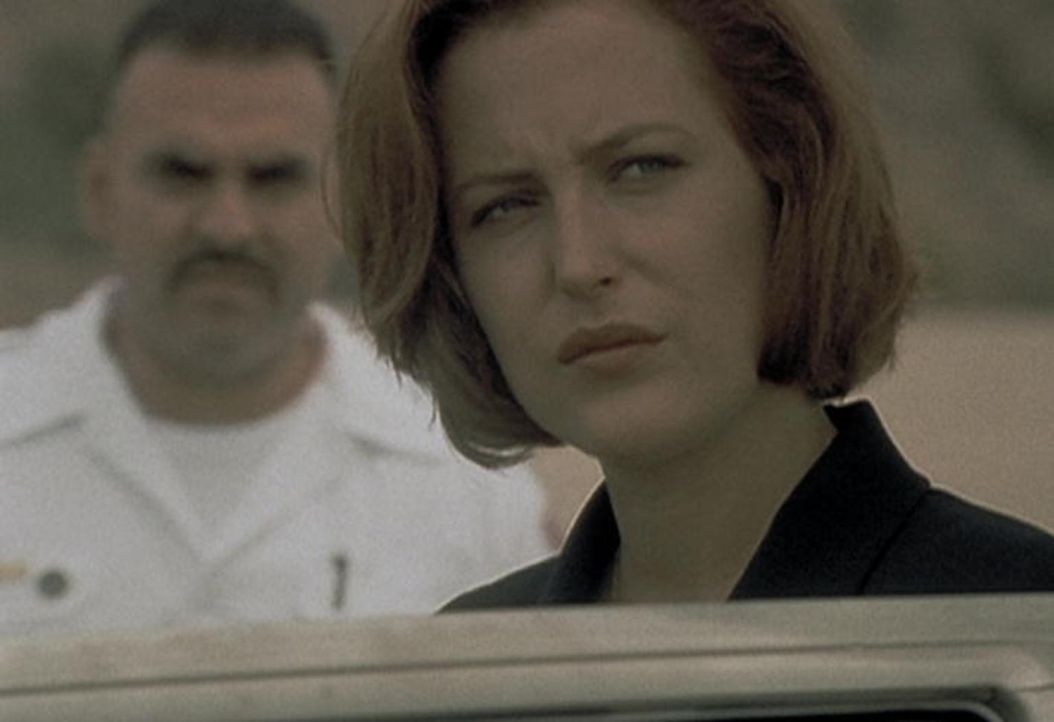 Scully (Gillian Anderson) muss resigniert feststellen, dass sie den Menschen, die erkrankt sind, nicht helfen kann. - Bildquelle: TM +   2000 Twentieth Century Fox Film Corporation. All Rights Reserved.