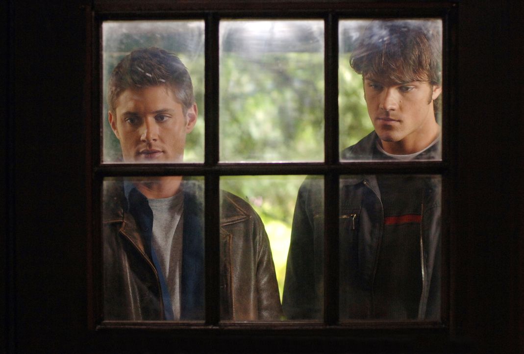 Kommen den mysteriösen Verschwinden mehrere Menschen langsam auf die Spur: Sam (Jared Padalecki, r.) und Dean (Jensen Ackles, l.) ... - Bildquelle: Warner Bros. Television