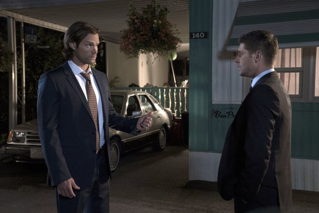 Erkennen Sam (Jared Padalecki, l.) und Dean (Jensen Ackles, r.) zu spät, dass die Morde im alten Lizzie Borden Bed and Breakfast und Museum etwas mi... - Bildquelle: 2014 Warner Brothers