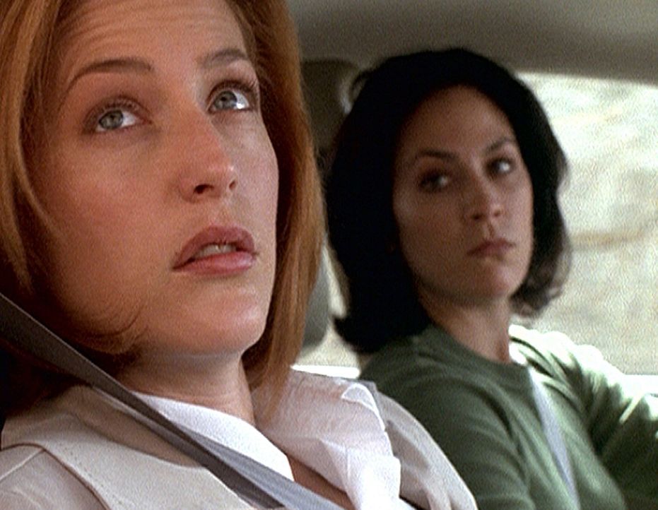 Die werdende Mutter, Scully (Gillian Anderson, l.), hat nicht nur Reyes (Annabeth Gish) als große Unterstützung, sondern auch eine zufällig anwesend... - Bildquelle: TM +   2000 Twentieth Century Fox Film Corporation. All Rights Reserved.