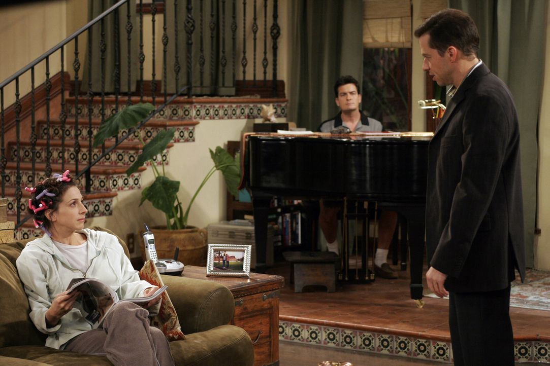 Charlie (Charlie Sheen, M.) hat Alan (Jon Cryer, r.) ein Date verschaffen. Judith (Marin Hinkle, l.) kann es nicht glauben ... - Bildquelle: Warner Brothers Entertainment Inc.