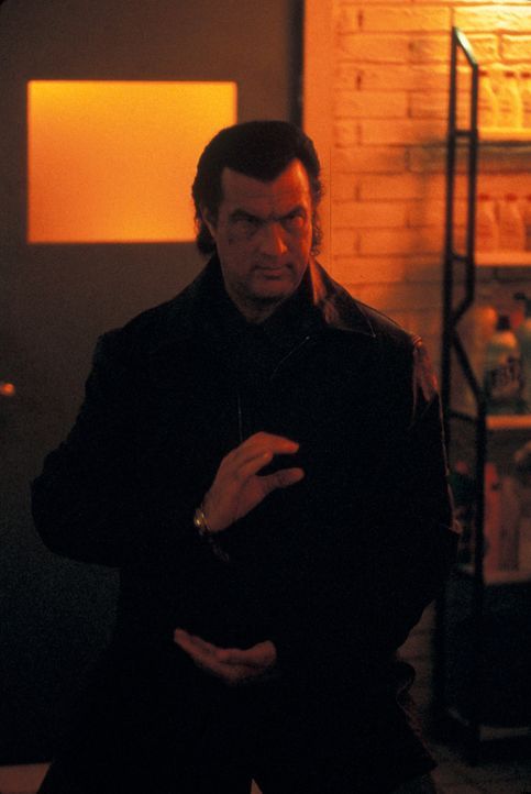 Nach sieben unschuldig im Knast verbrachten Jahren möchte Archäologieprofessor Robert Burns (Steven Seagal) endlich seine Ruhe haben. Da macht ihm d... - Bildquelle: Nu Image
