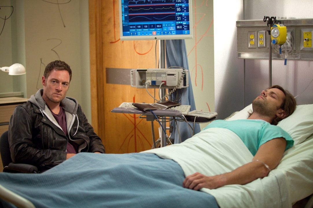 Dean ist sich sicher, dass Sam (Jared Padalecki, r.) nicht wollen würde, dass Ezekiel (Tahmoh Penikett, l.) von seinem Körper Besitz ergreift, doch... - Bildquelle: 2013 Warner Brothers