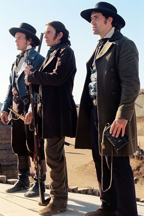 Mit weniger als 200 Männern wollen James Bowie (Jason Patric, r.), William Travis (Patrick Wilson, l.) und Davy Crockett (Billy Bob Thornton, M.) Al... - Bildquelle: Disney - ABC International Television