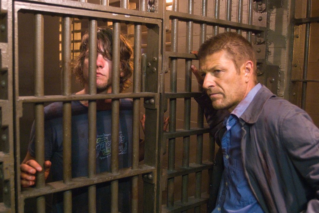 Als die Polizei Jim (Zachary Knighton, l.) und Grace ins Gefängnis steckt, hoffen die beiden, so dem Killer entkommen zu können. Ein fataler Fehler,...