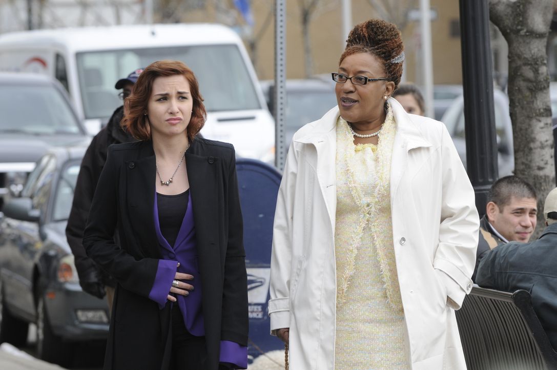 Claudia Donovan (Allison Scagliotti, l.); Mrs. Frederic (CCH Pounder, r.) - Bildquelle: Steve Wilkie 2012 Universal Network Television LLC. ALL RIGHTS RESERVED. / Steve Wilkie