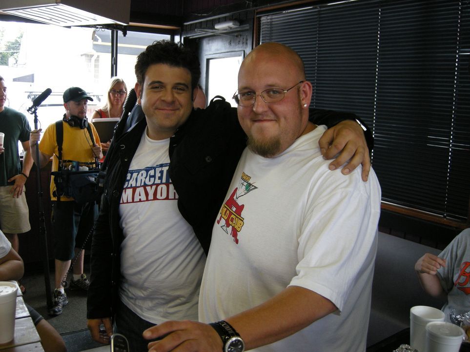 Adam Richman (l.) - Bildquelle: 2009, The Travel Channel, L.L.C.