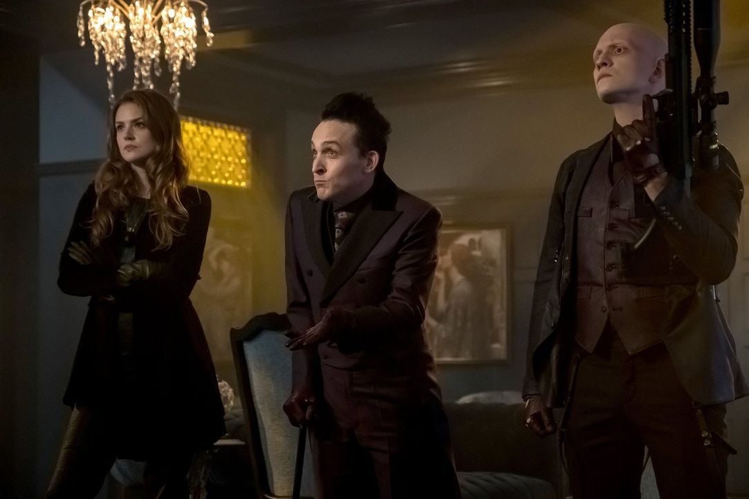 Statten Barbara in ihrem neuen Business einen Besuch ab, um ihr zu zeigen, wer jetzt in Gotham das Sagen hat: Ivy (Maggie Geha, l.), Pinguin (Robin... - Bildquelle: 2017 Warner Bros.